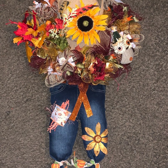 Beautifully decorated door wreaths - Picture 2 of 5